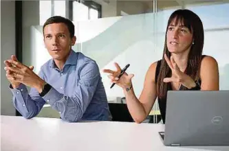  ?? Foto: Marc Wilwert ?? Sarah Juchems (r.) und Fenn Faber (l.) von der Klima Agence erklären die Vorteile einer energetisc­hen Sanierung.