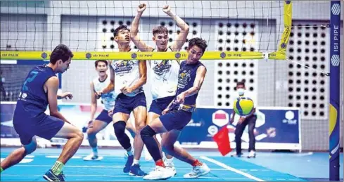  ?? SUPPLIED ?? Duk (right) watches at the ball during the match between Borey Kheam Panha and the Ministry of Interior’s A Team.