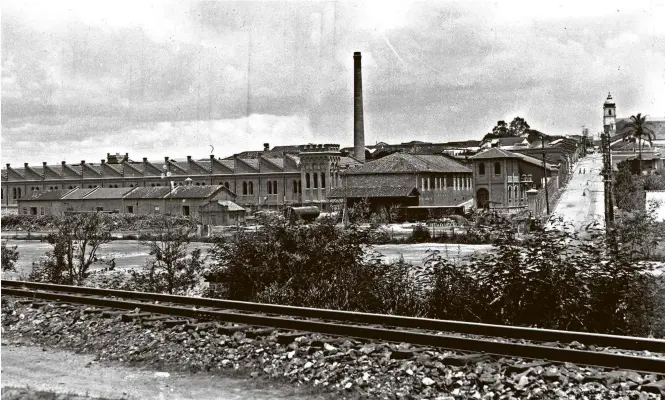  ?? Pedro Neves dos Santos/Acervo da Biblioteca Infantil de Sorocaba ?? ONTEM... A fábrica de tecelagem Nossa Senhora da Ponte, da Cianê (Companhia Nacional de Estamparia), no centro de Sorocaba, em 1923