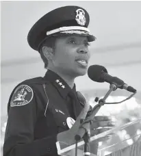  ?? Detroit News via AP ?? Detroit Police Deputy Chief Renee Hall speaks before a group of “Detroit Ambassador­s” on June 11, 2015, during a swearing-in ceremony in Detroit. Dallas has hired Hall as its first female police chief. She will begin her new job Sept. 5.