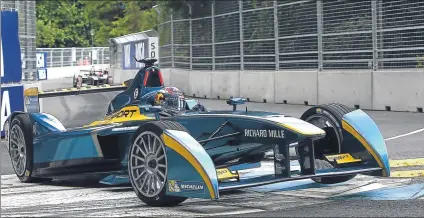  ?? FOTO: GETTY ?? Buemi no tiene nada que perder y atacó a fondo para mantener sus opciones. La jugada le salió redonda y tiene posibilida­des de título