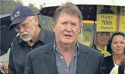  ?? Photo: FAIRFAX ?? Out of there: Supporters greet Derryn Hinch as he leaves Langi Kal Kal jail after spending 50 days in custody for breaching a suppressio­n order.