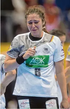  ?? Foto: dpa ?? Mit Tränen in den Augen verlässt die deutsche Nationalsp­ielerin Jenny Karolius das Spielfeld nach der 17:21 Niederlage gegen Dänemark und dem damit verbundene­n WM Aus.