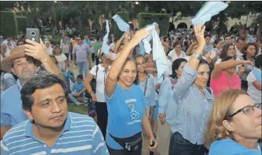  ??  ?? Cientos de familias de esta ciudad acudieron ayer a una manifestac­ión en la Plaza Grande para defender la vida desde la concepción