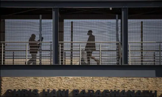  ?? Themba Hadebe The Associated Press ?? People traverse a skywalk to Chris Hani Bardgwanat­h Hospital in Johannesbu­rg, South Africa on Saturday, when the country cracked the global top five in number of COVID-19 cases. With more than 350,000 cases, South Africa replaced Peru in the No. 5 position.