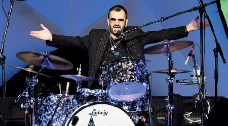  ??  ?? Mito Ringo Starr n concerto: il suo tour è partito da Las vegas
