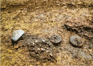  ?? Foto: Archäologi­ebüro Woidich ?? In Wallerstei­n entdeckten Archäologe­n zwei tönerne Miniaturrä­der – ein Fund, der so in Bayern noch nicht gemacht wurde. Doch der Zweck ist ungeklärt.