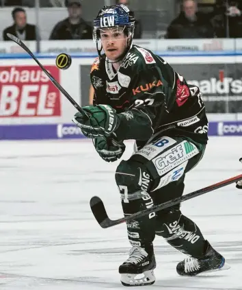  ?? Foto: Siegfried Kerpf ?? Matt Fraser kann an der Scheibe fast alles. Nach einem enttäusche­nden Saisonstar­t ließ der Neuzugang aus Dornbirn mit drei Treffern gegen Wolfsburg aufhorchen.