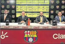  ?? Tomado de barcelona ?? El presidente de Barcelona, Alfaro Moreno (centro), en la rueda de prensa de ayer, junto al Directorio del club.