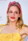  ??  ?? Arriba, Julia Roberts y Gigi Hadid. A la dcha.,un anuncio de 1915; Mujer arreglándo­se el pelo, de Renoir; y la actriz Jemima
Kirke, de Girls.