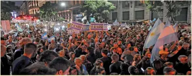  ??  ?? Decenas de miles fueron a Plaza de Mayo desde distintos puntos de la Ciudad. Hubo marchas en todo el país.