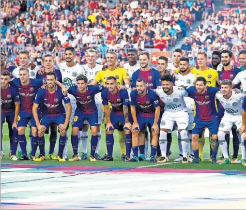  ??  ?? FOTO DE FAMILIA. Después de las presentaci­ones de Barça y Chapecoens­e, los dos equipos se reunieron en el centro del campo para hacerse un a foto para el recuerdo en un día especial.