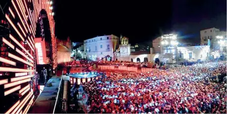  ??  ?? Conto alla rovescia I festeggiam­enti anticipati per il nuovo anno in diretta su Rai 1 a Matera. Le lancette dell’orologio furono tirate avanti di un minuto