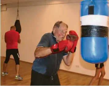  ?? Fotos: Max Kramer ?? Hat noch immer eine starke Rechte: Siegfried Maucher boxt seit Jahrzehnte­n – und gibt den Jüngeren beim SV Auerbach immer noch Training. Heute feiert er seinen 80. Geburtstag.