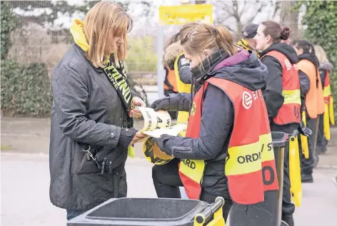  ?? FOTO: IMAGO ?? Ordnerinne­n vor dem Dortmunder Stadion kontrollie­ren Besucher am Einlass.