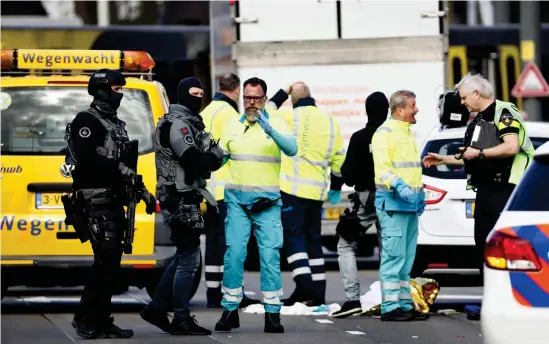  ?? Bild: Robin Van Lonkhuijse­n/anp/ap/tt ?? Polis och vårdperson­al i Utrecht, där flera personer har dödats i en skottlossn­ing.