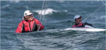  ??  ?? Michael Schmidt (a sinistra) impegnato al timone durante un Campionato Europeo di Dragoni, barca sulla quale si diverte tantissimo, con ottimi risultati. Ha vinto anche le Regates Royales di Cannes nel 2015...
