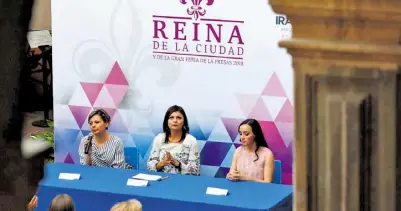  ??  ?? Isabel Ortiz García presentó a la nueva Reina de Irapuato y Tradiciona­l Feria de las Fresas 2018 y su suplente. /Martín Martínez