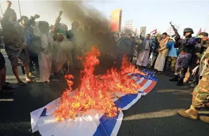  ?? ?? Sana’a. Manifestaz­ioni d’odio contro Israele e Stati Uniti dopo gli attacchi congiunti di Washington e Londra contro gli Houthi dello Yemen che attaccano le navi in transito verso il Mar Rosso. BANDIERE AL ROGO