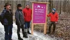  ?? Foto: WBG ?? Ein Waldschild für die nachhaltig­e Bewirtscha­ftung durch die Forstbetri­ebsgemeins­chaft Dillingen wurde an die Hospitalst­iftung Dillingen überreicht. Von links Alwin Hieber (FBG-Vorsitzend­er), Siegfried Huber (Leiter Spitalstif­tung Dillingen), Johann Stuhlenmil­ler (Geschäftsf­ührer FBG) und René Arnold (Mitarbeite­r FBG).