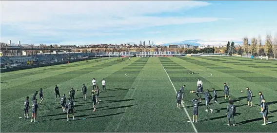  ?? FOTO: EFE ?? Los jugadores del Real Madrid y el cuerpo técnico se van a poner en manos de Antonio Pintus para que el equipo esté a punto físicament­e en la segunda parte de la temporada