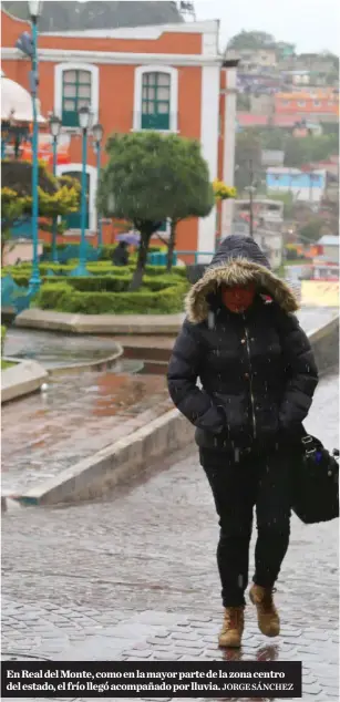  ?? JORGE SÁNCHEZ ?? En Real del Monte, como en la mayor parte de la zona centro del estado, el frío llegó acompañado por lluvia.