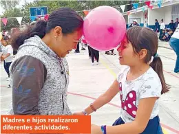  ??  ?? Madres e hijos realizaron diferentes actividade­s.