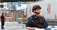  ?? Foto: Jonathan Nackstrand, afp ?? Die Polizei sperrte den Ort des Anschlags unmittelba­r danach großräumig ab und warnte vor dem mutmaßlich­en Terroriste­n.
