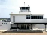  ?? (Contribute­d) ?? These before and after shots capture the difference in the appearance of the entrance into the South Arkansas Regional Airport at Goodwin. The terminal underwent a paint job that was completed in July. The job was included in a “building envelope stabilizat­ion” project to protect the building from air infiltrati­on and to replace asbestos paneling on the third floor. The stabilizat­ion is a phase in ongoing efforts to renovate the post-World-Ward-II-era terminal building.