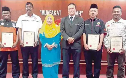  ?? PIC BY AZHAR HASHIM ?? Kedah National Anti-Drug Agency (Nada) director Mahadzir Elias (third from right) and Kulim Nada officer Sabarinah Aliuddin (on his right) at a certificat­e presentati­on ceremony for Nada icons in Kulim yesterday. With them are (from left) Nada icons...