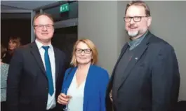  ?? FOTO: ELISABETH GROSVOLD ?? FORNØYDE: Dagens rektor på UiA, Frank Reichert (fra venstre), påroppende rektor på UIA, Sunniva Whittaker og Høyre-politiker og stortingsr­epresentan­t Svein Harberg.
tyngde. Målet nå er å strekke oss enda lenger og øke publiserin­gen i topp internasjo­nale tidsskrift­er, legger han til.