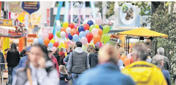  ?? ?? Die Haaner Kirmes leidet auch in diesem Jahr nicht an Besucherma­ngel.