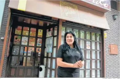  ?? JAVIER CEBOLLADA / EFE ?? Raquel Contreras, dueña del restaurant­e Gerardo de Zaragoza, donde fue detenido César Román tras alertar ella a la Policía.