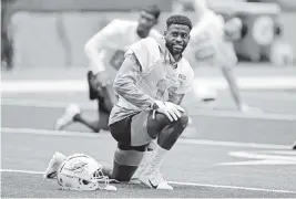  ?? AL DIAZ adiaz@miamiheral­d.com ?? Dolphins wide receiver DeVante Parker has missed three consecutiv­e games with shoulder and hamstring injuries, but said Thursday, ‘I feel good.’