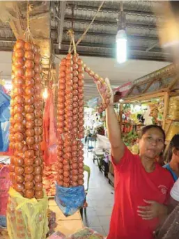  ??  ?? Longganisa seller at the Maranding market.