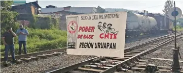  ??  ?? Un grupo de integrante­s de la CNTE instaló un plantón en las vías del tren que va de Lázaro Cárdenas a Morelia.