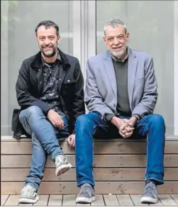  ?? LOURDES DE VICENTE ?? Agustín Martínez y Jorge Díaz, dos tercios de Carmen Mola, en Cádiz.