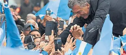  ?? (TOMY FRAGUEIRO) ?? Río Cuarto. En la plaza Roca, el Presidente recibió el afecto de quienes fueron a escucharlo.