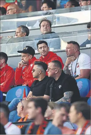  ?? Foto: getty ?? Robert Lewandowsk­i vio el partido desde la grada, junto a la tribuna de prensa