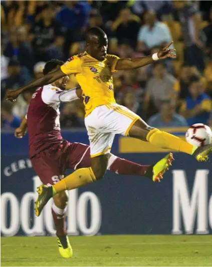  ?? JULIO CESAR AGUILAR ?? El ecuatorian­o Enner Valencia (frente) marcó el tercer gol para el Tigres de México ante la impotencia del saprissist­a Michael Barrantes. El juego se efectuó el martes pasado.