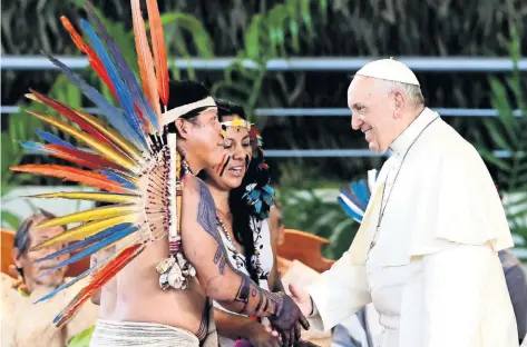  ??  ?? El papa Francisco saluda a miembros de un grupo indígena del Amazonas, en el coliseo Madre de Dios, en Puerto Maldonado.