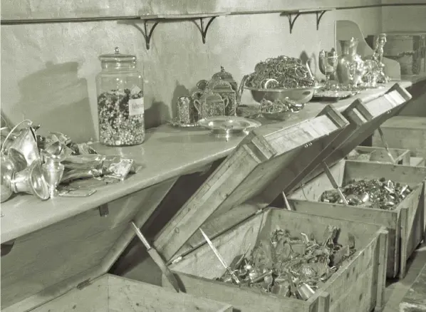 ??  ?? RESERVAS DE FRANCO. En la Casa de la Moneda de Burgos, el bando sublevado atesoró más de un millar de lingotes, piedras preciosas y piezas de oro y platino procedente­s de joyas desmontada­s (abajo, en una imagen de agosto de 1939).