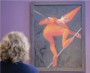  ?? FOTO: IMAGO/MARTIN MÜLLER ?? Eine Besucherin betrachtet das Gemälde Seiltänzer (Trak Wendisch, 1984) während eines Rundgangs in der Ausstellun­g „Hinter der Maske“im Museum Barberini in Potsdam.