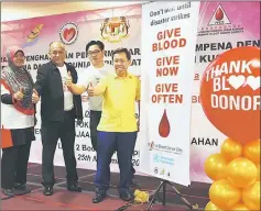  ??  ?? Dr Sim (right) officiates at the 2017 Blood Donors Appreciati­on Ceremony witnessed by (from left) Dr Hayati, Chew and Dr Wong.