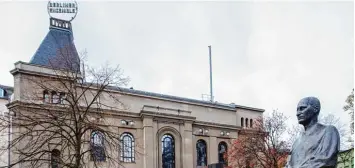  ?? Foto: epd ?? Bert Brecht als Denkmal vor dem Berliner Theater am Schiffbaue­rdamm, kurz BE genannt.