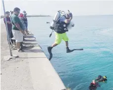  ??  ?? LIMPIEZA. Buzos de la Oficina de Manejo de Emergencia­s Municipal y Estatal sacaron del fondo del mar escombros, botellas y hasta una escalera que lanzaron personas inconscien­tes al agua.