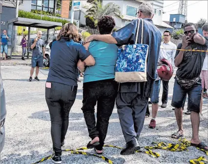  ?? FSÁVIO JAMES / EFE ?? Brasil. Familiares se abrazan a la entrada de la guardería en Blumenau, donde hubo un violento ataque.