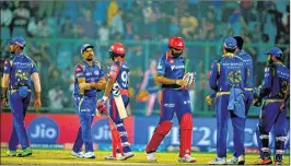  ?? AFP ?? Delhi Daredevils cricketers congratula­te Mumbai Indians cricketers after loosing the match