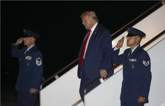  ?? FOTO: PATRICK SEMANSKY ?? Donald Trump uttalade sig på väg hem till Washington från Florida ombord Air Force One.