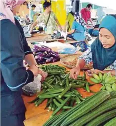  ??  ?? NURMIDAH tidak menaikkan harga sayur.